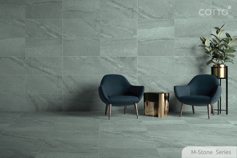 A group of chairs in a roomDescription automatically generated